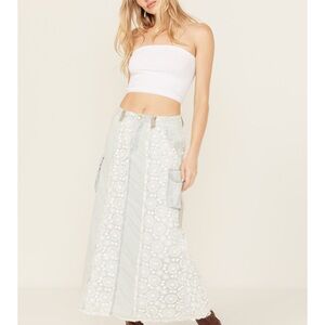 POL WOMEN'S LACE LIGHT WASH DENIM MIDI SKIRT